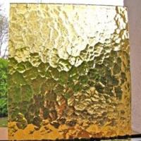 vitre monumentale jaune